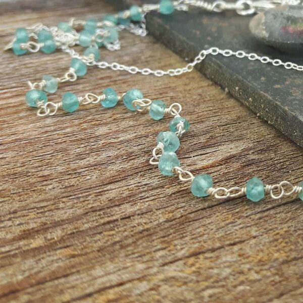 Collier fin en apatite bleue FLEUR DE VIE