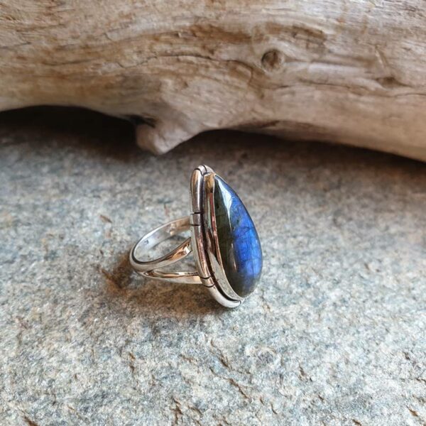 Bague en labradorite goutte