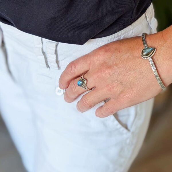 Bague en labradorite goutte