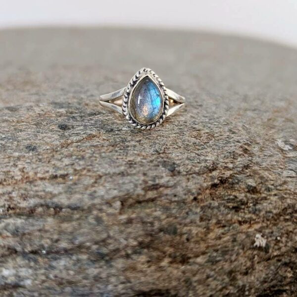 Bague en labradorite goutte