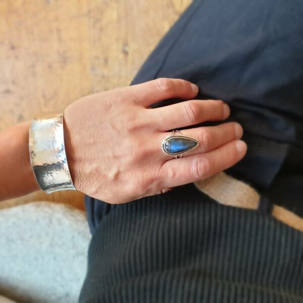 Bague en labradorite goutte