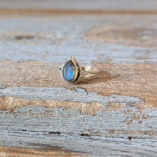 Bague en labradorite goutte