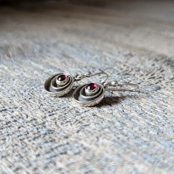 Petites boucles d'oreilles grenat