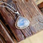 Bijoux en pierres naturelles : pendentif en pierre de lune